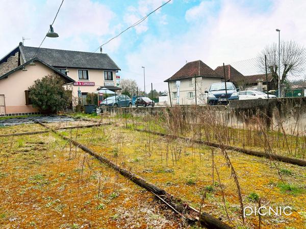 Ensemble immobilier loué avec bail en cours, appartement plus murs commerciaux.