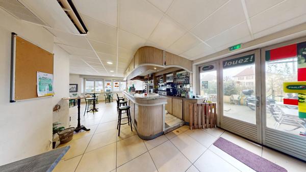 Ensemble immobilier loué avec bail en cours, appartement plus murs commerciaux.