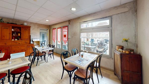 Ensemble immobilier loué avec bail en cours, appartement plus murs commerciaux.