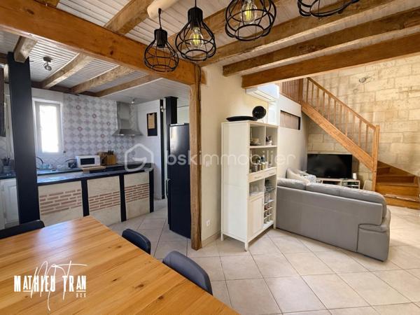 Découvrez cette maison de caractère alliant charme d'antan et confort moderne, nichée dans un cadre de ville tout en profitant des commodités nécessaires à la vie familiale. Construite en 1945, cette maison en pierre offre un espace de vie fonctionnel avec une surface habitable de 90 m² répartie avec ses 3 pièces principales : 2 chambres et 2 salles de bains dont une chambre en rez-de-chaussée. 

Imaginez-vous profiter d'un petit coin d’herbe parfait pour des moments de détente en plein air, complétée par deux emplacements de parking. Bien que sans espaces verts, le style classique se distingue par des intérieurs au cachet indéniable, alliant bois et finitions soignées.

Vous apprécierez l'accès à pied aux transports et aux nombreuses infrastructures scolaires et commerciales à proximité, minuitisant les déplacements pour une vie quotidienne simplifiée.

Ce bien est proposé à la vente par Mathieu TRAN, un professionnel de l'immobilier dédié à votre satisfaction. Ne manquez pas l'opportunité de devenir propriétaire dans un quartier où tranquillité et proximité urbaine se rencontrent harmonieusement.