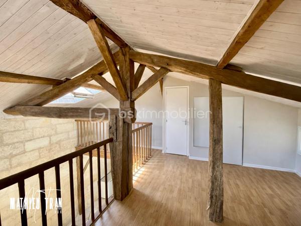 Découvrez cette maison de caractère alliant charme d'antan et confort moderne, nichée dans un cadre de ville tout en profitant des commodités nécessaires à la vie familiale. Construite en 1945, cette maison en pierre offre un espace de vie fonctionnel avec une surface habitable de 90 m² répartie avec ses 3 pièces principales : 2 chambres et 2 salles de bains dont une chambre en rez-de-chaussée. 

Imaginez-vous profiter d'un petit coin d’herbe parfait pour des moments de détente en plein air, complétée par deux emplacements de parking. Bien que sans espaces verts, le style classique se distingue par des intérieurs au cachet indéniable, alliant bois et finitions soignées.

Vous apprécierez l'accès à pied aux transports et aux nombreuses infrastructures scolaires et commerciales à proximité, minuitisant les déplacements pour une vie quotidienne simplifiée.

Ce bien est proposé à la vente par Mathieu TRAN, un professionnel de l'immobilier dédié à votre satisfaction. Ne manquez pas l'opportunité de devenir propriétaire dans un quartier où tranquillité et proximité urbaine se rencontrent harmonieusement.