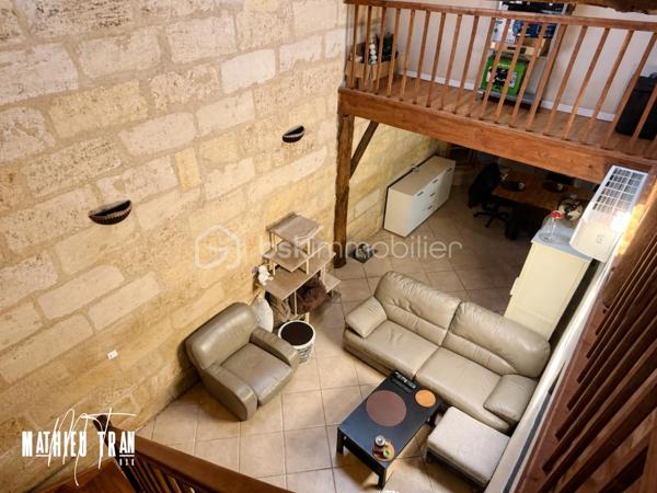 Découvrez cette maison de caractère alliant charme d'antan et confort moderne, nichée dans un cadre de ville tout en profitant des commodités nécessaires à la vie familiale. Construite en 1945, cette maison en pierre offre un espace de vie fonctionnel avec une surface habitable de 90 m² répartie avec ses 3 pièces principales : 2 chambres et 2 salles de bains dont une chambre en rez-de-chaussée. 

Imaginez-vous profiter d'un petit coin d’herbe parfait pour des moments de détente en plein air, complétée par deux emplacements de parking. Bien que sans espaces verts, le style classique se distingue par des intérieurs au cachet indéniable, alliant bois et finitions soignées.

Vous apprécierez l'accès à pied aux transports et aux nombreuses infrastructures scolaires et commerciales à proximité, minuitisant les déplacements pour une vie quotidienne simplifiée.

Ce bien est proposé à la vente par Mathieu TRAN, un professionnel de l'immobilier dédié à votre satisfaction. Ne manquez pas l'opportunité de devenir propriétaire dans un quartier où tranquillité et proximité urbaine se rencontrent harmonieusement.