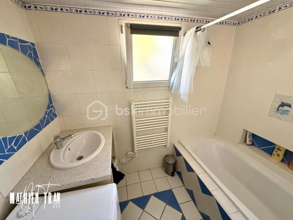 Découvrez cette maison de caractère alliant charme d'antan et confort moderne, nichée dans un cadre de ville tout en profitant des commodités nécessaires à la vie familiale. Construite en 1945, cette maison en pierre offre un espace de vie fonctionnel avec une surface habitable de 90 m² répartie avec ses 3 pièces principales : 2 chambres et 2 salles de bains dont une chambre en rez-de-chaussée. 

Imaginez-vous profiter d'un petit coin d’herbe parfait pour des moments de détente en plein air, complétée par deux emplacements de parking. Bien que sans espaces verts, le style classique se distingue par des intérieurs au cachet indéniable, alliant bois et finitions soignées.

Vous apprécierez l'accès à pied aux transports et aux nombreuses infrastructures scolaires et commerciales à proximité, minuitisant les déplacements pour une vie quotidienne simplifiée.

Ce bien est proposé à la vente par Mathieu TRAN, un professionnel de l'immobilier dédié à votre satisfaction. Ne manquez pas l'opportunité de devenir propriétaire dans un quartier où tranquillité et proximité urbaine se rencontrent harmonieusement.