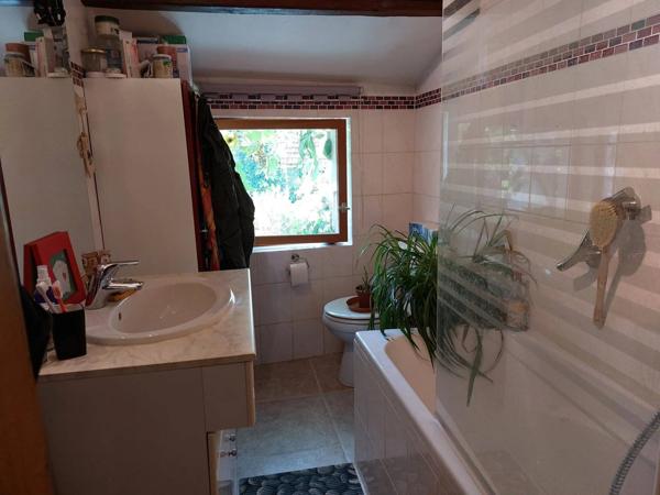 Maison de village avec un jardin, une grange, deux garages. Au calme.