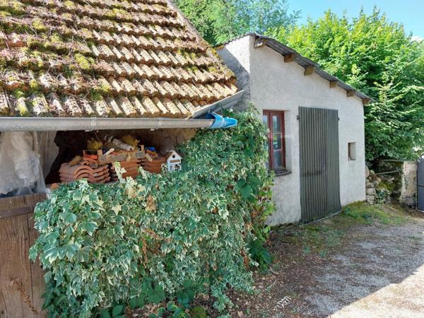 Maison de village avec un jardin, une grange, deux garages. Au calme.