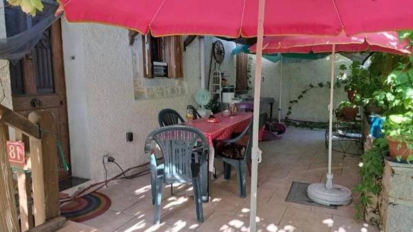 Maison de village avec un jardin, une grange, deux garages. Au calme.