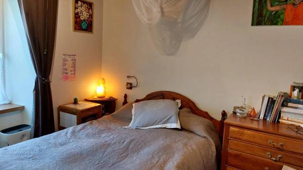 Maison de village avec un jardin, une grange, deux garages. Au calme.