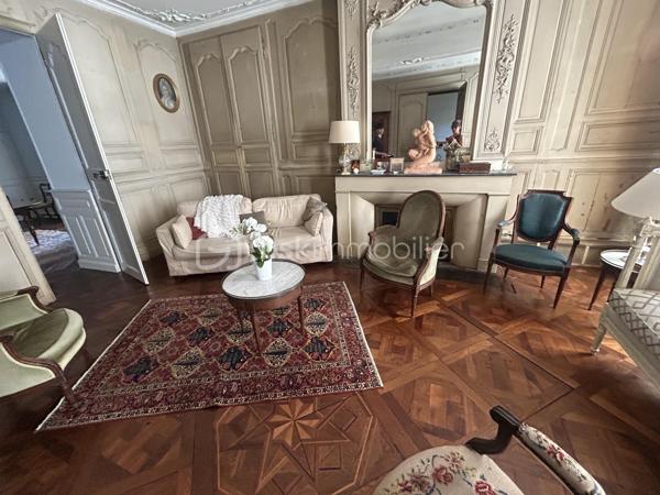 En plein cœur de Nérac, découvrez cette belle maison de caractère alliant charme de l’ancien, beaux volumes et potentiel exceptionnel.

Si vous recherchez une grande maison de ville avec extérieur et garage, cette propriété saura vous séduire.

Répartie sur trois niveaux, elle offre de généreux espaces de vie et conserve tout le cachet des demeures anciennes : hauteurs sous plafond, volumes harmonieux et authenticité.

Au rez-de-chaussée, vous êtes accueilli par un vaste hall d’entrée desservant un salon chaleureux, une élégante salle à manger ainsi qu’une cuisine située à l’arrière, ouverte sur une agréable cour intérieure.

Le premier étage propose 1 grande chambre, 1 bureau, une salle de bain ainsi qu’une buanderie 

Au deuxième étage, 4 chambres supplémentaires avec des points d’eau dans chaque chambre viennent compléter l’ensemble, offrant de nombreuses possibilités d’aménagement selon vos besoins.

À l’arrière de la maison, une dépendance attenante au rez-de-chaussée offre un fort potentiel : création d’un appartement indépendant, espace professionnel pour une activité libérale, atelier ou logement d’appoint.

Des travaux de rénovation sont à prévoir, mais ils permettront de révéler tout le potentiel de cette demeure de charme idéalement située en hypercentre.

Une opportunité rare à Nérac pour les amoureux des belles bâtisses et des projets de rénovation.

Contactez-moi dès aujourd’hui pour organiser une visite et découvrir tout le potentiel de ce bien.