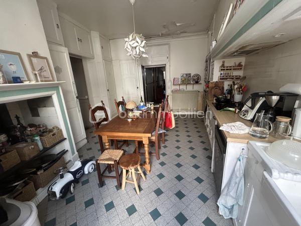 En plein cœur de Nérac, découvrez cette belle maison de caractère alliant charme de l’ancien, beaux volumes et potentiel exceptionnel.

Si vous recherchez une grande maison de ville avec extérieur et garage, cette propriété saura vous séduire.

Répartie sur trois niveaux, elle offre de généreux espaces de vie et conserve tout le cachet des demeures anciennes : hauteurs sous plafond, volumes harmonieux et authenticité.

Au rez-de-chaussée, vous êtes accueilli par un vaste hall d’entrée desservant un salon chaleureux, une élégante salle à manger ainsi qu’une cuisine située à l’arrière, ouverte sur une agréable cour intérieure.

Le premier étage propose 1 grande chambre, 1 bureau, une salle de bain ainsi qu’une buanderie 

Au deuxième étage, 4 chambres supplémentaires avec des points d’eau dans chaque chambre viennent compléter l’ensemble, offrant de nombreuses possibilités d’aménagement selon vos besoins.

À l’arrière de la maison, une dépendance attenante au rez-de-chaussée offre un fort potentiel : création d’un appartement indépendant, espace professionnel pour une activité libérale, atelier ou logement d’appoint.

Des travaux de rénovation sont à prévoir, mais ils permettront de révéler tout le potentiel de cette demeure de charme idéalement située en hypercentre.

Une opportunité rare à Nérac pour les amoureux des belles bâtisses et des projets de rénovation.

Contactez-moi dès aujourd’hui pour organiser une visite et découvrir tout le potentiel de ce bien.
