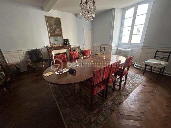 En plein cœur de Nérac, découvrez cette belle maison de caractère alliant charme de l’ancien, beaux volumes et potentiel exceptionnel.

Si vous recherchez une grande maison de ville avec extérieur et garage, cette propriété saura vous séduire.

Répartie sur trois niveaux, elle offre de généreux espaces de vie et conserve tout le cachet des demeures anciennes : hauteurs sous plafond, volumes harmonieux et authenticité.

Au rez-de-chaussée, vous êtes accueilli par un vaste hall d’entrée desservant un salon chaleureux, une élégante salle à manger ainsi qu’une cuisine située à l’arrière, ouverte sur une agréable cour intérieure.

Le premier étage propose 1 grande chambre, 1 bureau, une salle de bain ainsi qu’une buanderie 

Au deuxième étage, 4 chambres supplémentaires avec des points d’eau dans chaque chambre viennent compléter l’ensemble, offrant de nombreuses possibilités d’aménagement selon vos besoins.

À l’arrière de la maison, une dépendance attenante au rez-de-chaussée offre un fort potentiel : création d’un appartement indépendant, espace professionnel pour une activité libérale, atelier ou logement d’appoint.

Des travaux de rénovation sont à prévoir, mais ils permettront de révéler tout le potentiel de cette demeure de charme idéalement située en hypercentre.

Une opportunité rare à Nérac pour les amoureux des belles bâtisses et des projets de rénovation.

Contactez-moi dès aujourd’hui pour organiser une visite et découvrir tout le potentiel de ce bien.