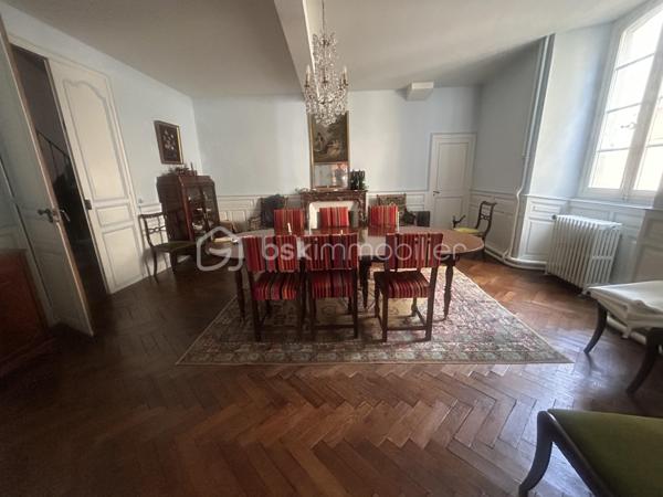En plein cœur de Nérac, découvrez cette belle maison de caractère alliant charme de l’ancien, beaux volumes et potentiel exceptionnel.

Si vous recherchez une grande maison de ville avec extérieur et garage, cette propriété saura vous séduire.

Répartie sur trois niveaux, elle offre de généreux espaces de vie et conserve tout le cachet des demeures anciennes : hauteurs sous plafond, volumes harmonieux et authenticité.

Au rez-de-chaussée, vous êtes accueilli par un vaste hall d’entrée desservant un salon chaleureux, une élégante salle à manger ainsi qu’une cuisine située à l’arrière, ouverte sur une agréable cour intérieure.

Le premier étage propose 1 grande chambre, 1 bureau, une salle de bain ainsi qu’une buanderie 

Au deuxième étage, 4 chambres supplémentaires avec des points d’eau dans chaque chambre viennent compléter l’ensemble, offrant de nombreuses possibilités d’aménagement selon vos besoins.

À l’arrière de la maison, une dépendance attenante au rez-de-chaussée offre un fort potentiel : création d’un appartement indépendant, espace professionnel pour une activité libérale, atelier ou logement d’appoint.

Des travaux de rénovation sont à prévoir, mais ils permettront de révéler tout le potentiel de cette demeure de charme idéalement située en hypercentre.

Une opportunité rare à Nérac pour les amoureux des belles bâtisses et des projets de rénovation.

Contactez-moi dès aujourd’hui pour organiser une visite et découvrir tout le potentiel de ce bien.