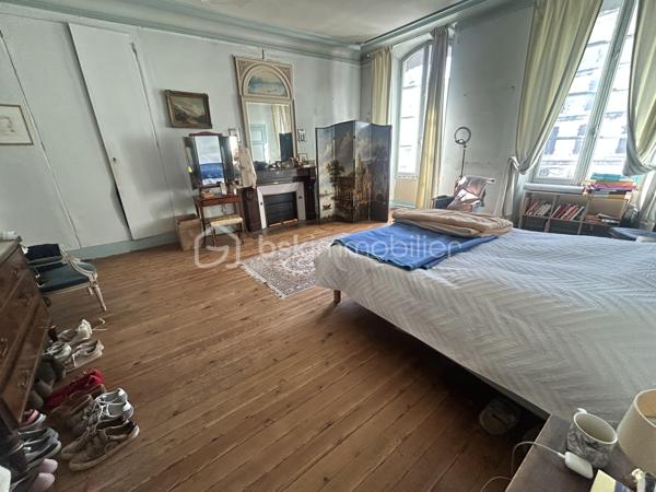 En plein cœur de Nérac, découvrez cette belle maison de caractère alliant charme de l’ancien, beaux volumes et potentiel exceptionnel.

Si vous recherchez une grande maison de ville avec extérieur et garage, cette propriété saura vous séduire.

Répartie sur trois niveaux, elle offre de généreux espaces de vie et conserve tout le cachet des demeures anciennes : hauteurs sous plafond, volumes harmonieux et authenticité.

Au rez-de-chaussée, vous êtes accueilli par un vaste hall d’entrée desservant un salon chaleureux, une élégante salle à manger ainsi qu’une cuisine située à l’arrière, ouverte sur une agréable cour intérieure.

Le premier étage propose 1 grande chambre, 1 bureau, une salle de bain ainsi qu’une buanderie 

Au deuxième étage, 4 chambres supplémentaires avec des points d’eau dans chaque chambre viennent compléter l’ensemble, offrant de nombreuses possibilités d’aménagement selon vos besoins.

À l’arrière de la maison, une dépendance attenante au rez-de-chaussée offre un fort potentiel : création d’un appartement indépendant, espace professionnel pour une activité libérale, atelier ou logement d’appoint.

Des travaux de rénovation sont à prévoir, mais ils permettront de révéler tout le potentiel de cette demeure de charme idéalement située en hypercentre.

Une opportunité rare à Nérac pour les amoureux des belles bâtisses et des projets de rénovation.

Contactez-moi dès aujourd’hui pour organiser une visite et découvrir tout le potentiel de ce bien.