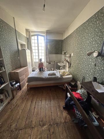 En plein cœur de Nérac, découvrez cette belle maison de caractère alliant charme de l’ancien, beaux volumes et potentiel exceptionnel.

Si vous recherchez une grande maison de ville avec extérieur et garage, cette propriété saura vous séduire.

Répartie sur trois niveaux, elle offre de généreux espaces de vie et conserve tout le cachet des demeures anciennes : hauteurs sous plafond, volumes harmonieux et authenticité.

Au rez-de-chaussée, vous êtes accueilli par un vaste hall d’entrée desservant un salon chaleureux, une élégante salle à manger ainsi qu’une cuisine située à l’arrière, ouverte sur une agréable cour intérieure.

Le premier étage propose 1 grande chambre, 1 bureau, une salle de bain ainsi qu’une buanderie 

Au deuxième étage, 4 chambres supplémentaires avec des points d’eau dans chaque chambre viennent compléter l’ensemble, offrant de nombreuses possibilités d’aménagement selon vos besoins.

À l’arrière de la maison, une dépendance attenante au rez-de-chaussée offre un fort potentiel : création d’un appartement indépendant, espace professionnel pour une activité libérale, atelier ou logement d’appoint.

Des travaux de rénovation sont à prévoir, mais ils permettront de révéler tout le potentiel de cette demeure de charme idéalement située en hypercentre.

Une opportunité rare à Nérac pour les amoureux des belles bâtisses et des projets de rénovation.

Contactez-moi dès aujourd’hui pour organiser une visite et découvrir tout le potentiel de ce bien.