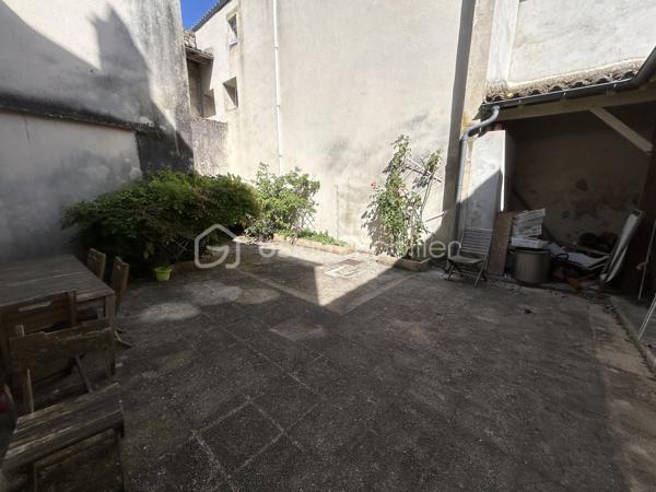 En plein cœur de Nérac, découvrez cette belle maison de caractère alliant charme de l’ancien, beaux volumes et potentiel exceptionnel.

Si vous recherchez une grande maison de ville avec extérieur et garage, cette propriété saura vous séduire.

Répartie sur trois niveaux, elle offre de généreux espaces de vie et conserve tout le cachet des demeures anciennes : hauteurs sous plafond, volumes harmonieux et authenticité.

Au rez-de-chaussée, vous êtes accueilli par un vaste hall d’entrée desservant un salon chaleureux, une élégante salle à manger ainsi qu’une cuisine située à l’arrière, ouverte sur une agréable cour intérieure.

Le premier étage propose 1 grande chambre, 1 bureau, une salle de bain ainsi qu’une buanderie 

Au deuxième étage, 4 chambres supplémentaires avec des points d’eau dans chaque chambre viennent compléter l’ensemble, offrant de nombreuses possibilités d’aménagement selon vos besoins.

À l’arrière de la maison, une dépendance attenante au rez-de-chaussée offre un fort potentiel : création d’un appartement indépendant, espace professionnel pour une activité libérale, atelier ou logement d’appoint.

Des travaux de rénovation sont à prévoir, mais ils permettront de révéler tout le potentiel de cette demeure de charme idéalement située en hypercentre.

Une opportunité rare à Nérac pour les amoureux des belles bâtisses et des projets de rénovation.

Contactez-moi dès aujourd’hui pour organiser une visite et découvrir tout le potentiel de ce bien.