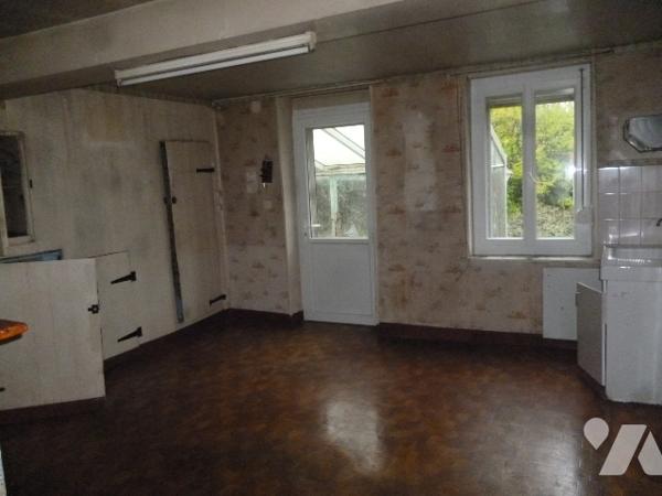 Maison 3 pièces à rénover, dépendances, terrain.