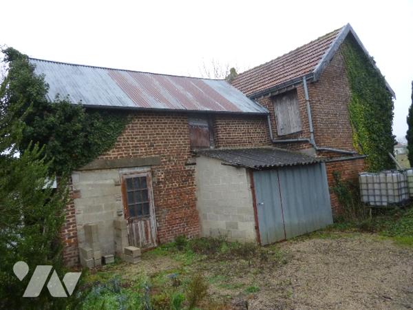Maison 3 pièces à rénover, dépendances, terrain.