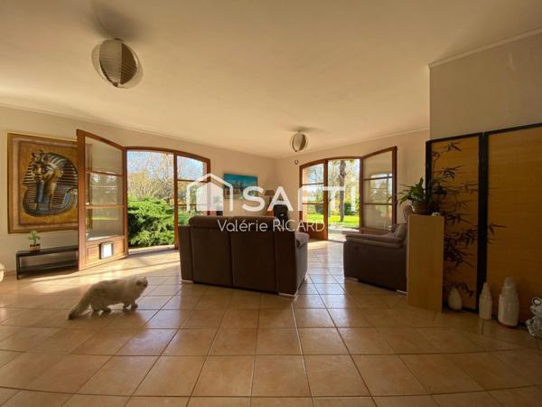 CAYRAC, Maison d'architecte d'environ 194m2 sur un terrain arboré de 3852 m2