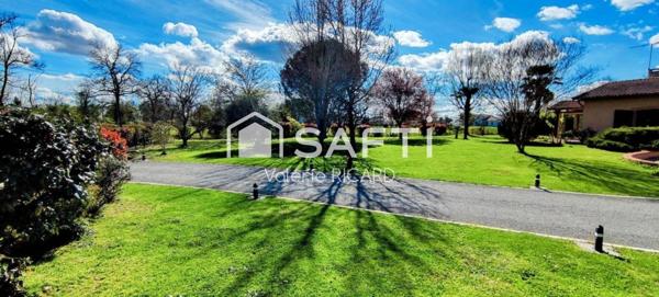 CAYRAC, Maison d'architecte d'environ 194m2 sur un terrain arboré de 3852 m2