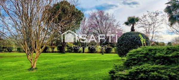 CAYRAC, Maison d'architecte d'environ 194m2 sur un terrain arboré de 3852 m2