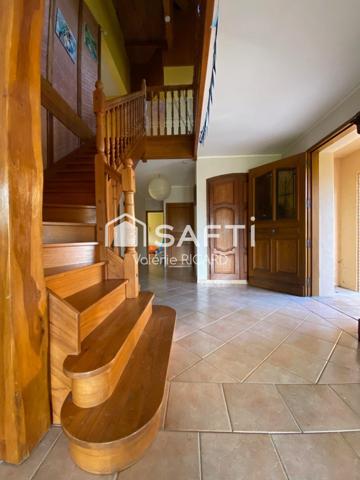 CAYRAC, Maison d'architecte d'environ 194m2 sur un terrain arboré de 3852 m2