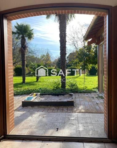 CAYRAC, Maison d'architecte d'environ 194m2 sur un terrain arboré de 3852 m2