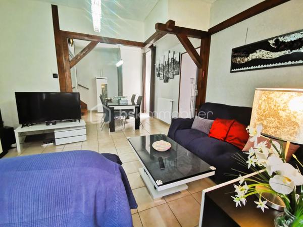 Située dans un environnement paisible sur la commune de Livet-Gavet, cette maison mitoyenne RENOVEE et PLEINE DE CHARME d’environ 109 m² (117 m² au sol) constitue une OPPORTUNITE IDEALE POUR UNE FAMILLE à la recherche de confort et de tranquillité.

Son emplacement est un véritable atout : à deux pas de l’école maternelle, à proximité immédiate de la voie verte et à seulement 19 minutes du téléporté d’Allemond, permettant un accès rapide au domaine skiable de Alpe d’Huez ainsi qu’aux stations prisées de l’Oisans. Un cadre de vie privilégié entre nature, montagne et commodités.

En Rez-de-chaussée un SPACIEUX salon/salle à manger lumineux et chaleureux, offrant un accès au JARDIN FLEURI et à la VUE DEGAGEE; une agréable cuisine attenante donne accès à la TERRASSE DINATOIRE; un WC indépendant.

L' étage propose DEUX CHAMBRES aux belles dimensions; un BUREAU; ainsi qu’une salle d’eau. Les combles aménagés constituent un véritable atout supplémentaire avec une VASTE CHAMBRE DOTEE D'UN DRESSING, pouvant également servir de salle de jeux ou d'espace détente; un ESPACE SUPPLEMENTAIRE à ce niveau vous offre la possibilité de rangements ou d'une pièce en plus à aménager selon vos goûts.

L’extérieur d'environ 100m² présente une TERRASSE DINATOIRE, un joli JARDIN FLEURI à la VUE DEGAGEE, parfait pour des moments de convivialité. De plus, un CABANON,  un GRENIER ainsi que d’une CAVE VOUTEE faisant office de chaufferie, offre un potentiel de stockage appréciable.

Très bien entretenue, la maison bénéficie de prestations techniques de qualité avec une POMPE A CHALEUR récente installée en 2023, des menuiseries en DOUBLE ET TRIPLE VITRAGE, le raccordement au tout-à-l’égout ainsi que la FIBRE; Classée DPE C, elle assure une CONSOMMATION ENERGETIQUE MAITRISEE, idéale pour le confort au quotidien et la maîtrise des dépenses.

Ce bien séduit par son équilibre entre charme, volumes généreux et emplacement stratégique, en faisant une opportunité rare sur le secteur, particulièrement adaptée à une famille grâce à la proximité immédiate des écoles.

Des places de stationnement sont disponibles à proximité et un GARAGE peut être proposé en complément.