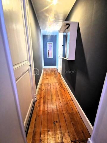 Située dans un environnement paisible sur la commune de Livet-Gavet, cette maison mitoyenne RENOVEE et PLEINE DE CHARME d’environ 109 m² (117 m² au sol) constitue une OPPORTUNITE IDEALE POUR UNE FAMILLE à la recherche de confort et de tranquillité.

Son emplacement est un véritable atout : à deux pas de l’école maternelle, à proximité immédiate de la voie verte et à seulement 19 minutes du téléporté d’Allemond, permettant un accès rapide au domaine skiable de Alpe d’Huez ainsi qu’aux stations prisées de l’Oisans. Un cadre de vie privilégié entre nature, montagne et commodités.

En Rez-de-chaussée un SPACIEUX salon/salle à manger lumineux et chaleureux, offrant un accès au JARDIN FLEURI et à la VUE DEGAGEE; une agréable cuisine attenante donne accès à la TERRASSE DINATOIRE; un WC indépendant.

L' étage propose DEUX CHAMBRES aux belles dimensions; un BUREAU; ainsi qu’une salle d’eau. Les combles aménagés constituent un véritable atout supplémentaire avec une VASTE CHAMBRE DOTEE D'UN DRESSING, pouvant également servir de salle de jeux ou d'espace détente; un ESPACE SUPPLEMENTAIRE à ce niveau vous offre la possibilité de rangements ou d'une pièce en plus à aménager selon vos goûts.

L’extérieur d'environ 100m² présente une TERRASSE DINATOIRE, un joli JARDIN FLEURI à la VUE DEGAGEE, parfait pour des moments de convivialité. De plus, un CABANON,  un GRENIER ainsi que d’une CAVE VOUTEE faisant office de chaufferie, offre un potentiel de stockage appréciable.

Très bien entretenue, la maison bénéficie de prestations techniques de qualité avec une POMPE A CHALEUR récente installée en 2023, des menuiseries en DOUBLE ET TRIPLE VITRAGE, le raccordement au tout-à-l’égout ainsi que la FIBRE; Classée DPE C, elle assure une CONSOMMATION ENERGETIQUE MAITRISEE, idéale pour le confort au quotidien et la maîtrise des dépenses.

Ce bien séduit par son équilibre entre charme, volumes généreux et emplacement stratégique, en faisant une opportunité rare sur le secteur, particulièrement adaptée à une famille grâce à la proximité immédiate des écoles.

Des places de stationnement sont disponibles à proximité et un GARAGE peut être proposé en complément.
