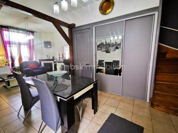 Située dans un environnement paisible sur la commune de Livet-Gavet, cette maison mitoyenne RENOVEE et PLEINE DE CHARME d’environ 109 m² (117 m² au sol) constitue une OPPORTUNITE IDEALE POUR UNE FAMILLE à la recherche de confort et de tranquillité.

Son emplacement est un véritable atout : à deux pas de l’école maternelle, à proximité immédiate de la voie verte et à seulement 19 minutes du téléporté d’Allemond, permettant un accès rapide au domaine skiable de Alpe d’Huez ainsi qu’aux stations prisées de l’Oisans. Un cadre de vie privilégié entre nature, montagne et commodités.

En Rez-de-chaussée un SPACIEUX salon/salle à manger lumineux et chaleureux, offrant un accès au JARDIN FLEURI et à la VUE DEGAGEE; une agréable cuisine attenante donne accès à la TERRASSE DINATOIRE; un WC indépendant.

L' étage propose DEUX CHAMBRES aux belles dimensions; un BUREAU; ainsi qu’une salle d’eau. Les combles aménagés constituent un véritable atout supplémentaire avec une VASTE CHAMBRE DOTEE D'UN DRESSING, pouvant également servir de salle de jeux ou d'espace détente; un ESPACE SUPPLEMENTAIRE à ce niveau vous offre la possibilité de rangements ou d'une pièce en plus à aménager selon vos goûts.

L’extérieur d'environ 100m² présente une TERRASSE DINATOIRE, un joli JARDIN FLEURI à la VUE DEGAGEE, parfait pour des moments de convivialité. De plus, un CABANON,  un GRENIER ainsi que d’une CAVE VOUTEE faisant office de chaufferie, offre un potentiel de stockage appréciable.

Très bien entretenue, la maison bénéficie de prestations techniques de qualité avec une POMPE A CHALEUR récente installée en 2023, des menuiseries en DOUBLE ET TRIPLE VITRAGE, le raccordement au tout-à-l’égout ainsi que la FIBRE; Classée DPE C, elle assure une CONSOMMATION ENERGETIQUE MAITRISEE, idéale pour le confort au quotidien et la maîtrise des dépenses.

Ce bien séduit par son équilibre entre charme, volumes généreux et emplacement stratégique, en faisant une opportunité rare sur le secteur, particulièrement adaptée à une famille grâce à la proximité immédiate des écoles.

Des places de stationnement sont disponibles à proximité et un GARAGE peut être proposé en complément.