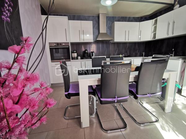 Située dans un environnement paisible sur la commune de Livet-Gavet, cette maison mitoyenne RENOVEE et PLEINE DE CHARME d’environ 109 m² (117 m² au sol) constitue une OPPORTUNITE IDEALE POUR UNE FAMILLE à la recherche de confort et de tranquillité.

Son emplacement est un véritable atout : à deux pas de l’école maternelle, à proximité immédiate de la voie verte et à seulement 19 minutes du téléporté d’Allemond, permettant un accès rapide au domaine skiable de Alpe d’Huez ainsi qu’aux stations prisées de l’Oisans. Un cadre de vie privilégié entre nature, montagne et commodités.

En Rez-de-chaussée un SPACIEUX salon/salle à manger lumineux et chaleureux, offrant un accès au JARDIN FLEURI et à la VUE DEGAGEE; une agréable cuisine attenante donne accès à la TERRASSE DINATOIRE; un WC indépendant.

L' étage propose DEUX CHAMBRES aux belles dimensions; un BUREAU; ainsi qu’une salle d’eau. Les combles aménagés constituent un véritable atout supplémentaire avec une VASTE CHAMBRE DOTEE D'UN DRESSING, pouvant également servir de salle de jeux ou d'espace détente; un ESPACE SUPPLEMENTAIRE à ce niveau vous offre la possibilité de rangements ou d'une pièce en plus à aménager selon vos goûts.

L’extérieur d'environ 100m² présente une TERRASSE DINATOIRE, un joli JARDIN FLEURI à la VUE DEGAGEE, parfait pour des moments de convivialité. De plus, un CABANON,  un GRENIER ainsi que d’une CAVE VOUTEE faisant office de chaufferie, offre un potentiel de stockage appréciable.

Très bien entretenue, la maison bénéficie de prestations techniques de qualité avec une POMPE A CHALEUR récente installée en 2023, des menuiseries en DOUBLE ET TRIPLE VITRAGE, le raccordement au tout-à-l’égout ainsi que la FIBRE; Classée DPE C, elle assure une CONSOMMATION ENERGETIQUE MAITRISEE, idéale pour le confort au quotidien et la maîtrise des dépenses.

Ce bien séduit par son équilibre entre charme, volumes généreux et emplacement stratégique, en faisant une opportunité rare sur le secteur, particulièrement adaptée à une famille grâce à la proximité immédiate des écoles.

Des places de stationnement sont disponibles à proximité et un GARAGE peut être proposé en complément.