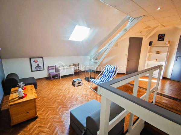 Située dans un environnement paisible sur la commune de Livet-Gavet, cette maison mitoyenne RENOVEE et PLEINE DE CHARME d’environ 109 m² (117 m² au sol) constitue une OPPORTUNITE IDEALE POUR UNE FAMILLE à la recherche de confort et de tranquillité.

Son emplacement est un véritable atout : à deux pas de l’école maternelle, à proximité immédiate de la voie verte et à seulement 19 minutes du téléporté d’Allemond, permettant un accès rapide au domaine skiable de Alpe d’Huez ainsi qu’aux stations prisées de l’Oisans. Un cadre de vie privilégié entre nature, montagne et commodités.

En Rez-de-chaussée un SPACIEUX salon/salle à manger lumineux et chaleureux, offrant un accès au JARDIN FLEURI et à la VUE DEGAGEE; une agréable cuisine attenante donne accès à la TERRASSE DINATOIRE; un WC indépendant.

L' étage propose DEUX CHAMBRES aux belles dimensions; un BUREAU; ainsi qu’une salle d’eau. Les combles aménagés constituent un véritable atout supplémentaire avec une VASTE CHAMBRE DOTEE D'UN DRESSING, pouvant également servir de salle de jeux ou d'espace détente; un ESPACE SUPPLEMENTAIRE à ce niveau vous offre la possibilité de rangements ou d'une pièce en plus à aménager selon vos goûts.

L’extérieur d'environ 100m² présente une TERRASSE DINATOIRE, un joli JARDIN FLEURI à la VUE DEGAGEE, parfait pour des moments de convivialité. De plus, un CABANON,  un GRENIER ainsi que d’une CAVE VOUTEE faisant office de chaufferie, offre un potentiel de stockage appréciable.

Très bien entretenue, la maison bénéficie de prestations techniques de qualité avec une POMPE A CHALEUR récente installée en 2023, des menuiseries en DOUBLE ET TRIPLE VITRAGE, le raccordement au tout-à-l’égout ainsi que la FIBRE; Classée DPE C, elle assure une CONSOMMATION ENERGETIQUE MAITRISEE, idéale pour le confort au quotidien et la maîtrise des dépenses.

Ce bien séduit par son équilibre entre charme, volumes généreux et emplacement stratégique, en faisant une opportunité rare sur le secteur, particulièrement adaptée à une famille grâce à la proximité immédiate des écoles.

Des places de stationnement sont disponibles à proximité et un GARAGE peut être proposé en complément.