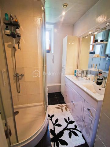 Située dans un environnement paisible sur la commune de Livet-Gavet, cette maison mitoyenne RENOVEE et PLEINE DE CHARME d’environ 109 m² (117 m² au sol) constitue une OPPORTUNITE IDEALE POUR UNE FAMILLE à la recherche de confort et de tranquillité.

Son emplacement est un véritable atout : à deux pas de l’école maternelle, à proximité immédiate de la voie verte et à seulement 19 minutes du téléporté d’Allemond, permettant un accès rapide au domaine skiable de Alpe d’Huez ainsi qu’aux stations prisées de l’Oisans. Un cadre de vie privilégié entre nature, montagne et commodités.

En Rez-de-chaussée un SPACIEUX salon/salle à manger lumineux et chaleureux, offrant un accès au JARDIN FLEURI et à la VUE DEGAGEE; une agréable cuisine attenante donne accès à la TERRASSE DINATOIRE; un WC indépendant.

L' étage propose DEUX CHAMBRES aux belles dimensions; un BUREAU; ainsi qu’une salle d’eau. Les combles aménagés constituent un véritable atout supplémentaire avec une VASTE CHAMBRE DOTEE D'UN DRESSING, pouvant également servir de salle de jeux ou d'espace détente; un ESPACE SUPPLEMENTAIRE à ce niveau vous offre la possibilité de rangements ou d'une pièce en plus à aménager selon vos goûts.

L’extérieur d'environ 100m² présente une TERRASSE DINATOIRE, un joli JARDIN FLEURI à la VUE DEGAGEE, parfait pour des moments de convivialité. De plus, un CABANON,  un GRENIER ainsi que d’une CAVE VOUTEE faisant office de chaufferie, offre un potentiel de stockage appréciable.

Très bien entretenue, la maison bénéficie de prestations techniques de qualité avec une POMPE A CHALEUR récente installée en 2023, des menuiseries en DOUBLE ET TRIPLE VITRAGE, le raccordement au tout-à-l’égout ainsi que la FIBRE; Classée DPE C, elle assure une CONSOMMATION ENERGETIQUE MAITRISEE, idéale pour le confort au quotidien et la maîtrise des dépenses.

Ce bien séduit par son équilibre entre charme, volumes généreux et emplacement stratégique, en faisant une opportunité rare sur le secteur, particulièrement adaptée à une famille grâce à la proximité immédiate des écoles.

Des places de stationnement sont disponibles à proximité et un GARAGE peut être proposé en complément.