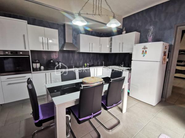 Située dans un environnement paisible sur la commune de Livet-Gavet, cette maison mitoyenne RENOVEE et PLEINE DE CHARME d’environ 109 m² (117 m² au sol) constitue une OPPORTUNITE IDEALE POUR UNE FAMILLE à la recherche de confort et de tranquillité.

Son emplacement est un véritable atout : à deux pas de l’école maternelle, à proximité immédiate de la voie verte et à seulement 19 minutes du téléporté d’Allemond, permettant un accès rapide au domaine skiable de Alpe d’Huez ainsi qu’aux stations prisées de l’Oisans. Un cadre de vie privilégié entre nature, montagne et commodités.

En Rez-de-chaussée un SPACIEUX salon/salle à manger lumineux et chaleureux, offrant un accès au JARDIN FLEURI et à la VUE DEGAGEE; une agréable cuisine attenante donne accès à la TERRASSE DINATOIRE; un WC indépendant.

L' étage propose DEUX CHAMBRES aux belles dimensions; un BUREAU; ainsi qu’une salle d’eau. Les combles aménagés constituent un véritable atout supplémentaire avec une VASTE CHAMBRE DOTEE D'UN DRESSING, pouvant également servir de salle de jeux ou d'espace détente; un ESPACE SUPPLEMENTAIRE à ce niveau vous offre la possibilité de rangements ou d'une pièce en plus à aménager selon vos goûts.

L’extérieur d'environ 100m² présente une TERRASSE DINATOIRE, un joli JARDIN FLEURI à la VUE DEGAGEE, parfait pour des moments de convivialité. De plus, un CABANON,  un GRENIER ainsi que d’une CAVE VOUTEE faisant office de chaufferie, offre un potentiel de stockage appréciable.

Très bien entretenue, la maison bénéficie de prestations techniques de qualité avec une POMPE A CHALEUR récente installée en 2023, des menuiseries en DOUBLE ET TRIPLE VITRAGE, le raccordement au tout-à-l’égout ainsi que la FIBRE; Classée DPE C, elle assure une CONSOMMATION ENERGETIQUE MAITRISEE, idéale pour le confort au quotidien et la maîtrise des dépenses.

Ce bien séduit par son équilibre entre charme, volumes généreux et emplacement stratégique, en faisant une opportunité rare sur le secteur, particulièrement adaptée à une famille grâce à la proximité immédiate des écoles.

Des places de stationnement sont disponibles à proximité et un GARAGE peut être proposé en complément.