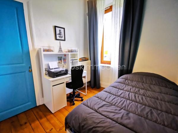 Située dans un environnement paisible sur la commune de Livet-Gavet, cette maison mitoyenne RENOVEE et PLEINE DE CHARME d’environ 109 m² (117 m² au sol) constitue une OPPORTUNITE IDEALE POUR UNE FAMILLE à la recherche de confort et de tranquillité.

Son emplacement est un véritable atout : à deux pas de l’école maternelle, à proximité immédiate de la voie verte et à seulement 19 minutes du téléporté d’Allemond, permettant un accès rapide au domaine skiable de Alpe d’Huez ainsi qu’aux stations prisées de l’Oisans. Un cadre de vie privilégié entre nature, montagne et commodités.

En Rez-de-chaussée un SPACIEUX salon/salle à manger lumineux et chaleureux, offrant un accès au JARDIN FLEURI et à la VUE DEGAGEE; une agréable cuisine attenante donne accès à la TERRASSE DINATOIRE; un WC indépendant.

L' étage propose DEUX CHAMBRES aux belles dimensions; un BUREAU; ainsi qu’une salle d’eau. Les combles aménagés constituent un véritable atout supplémentaire avec une VASTE CHAMBRE DOTEE D'UN DRESSING, pouvant également servir de salle de jeux ou d'espace détente; un ESPACE SUPPLEMENTAIRE à ce niveau vous offre la possibilité de rangements ou d'une pièce en plus à aménager selon vos goûts.

L’extérieur d'environ 100m² présente une TERRASSE DINATOIRE, un joli JARDIN FLEURI à la VUE DEGAGEE, parfait pour des moments de convivialité. De plus, un CABANON,  un GRENIER ainsi que d’une CAVE VOUTEE faisant office de chaufferie, offre un potentiel de stockage appréciable.

Très bien entretenue, la maison bénéficie de prestations techniques de qualité avec une POMPE A CHALEUR récente installée en 2023, des menuiseries en DOUBLE ET TRIPLE VITRAGE, le raccordement au tout-à-l’égout ainsi que la FIBRE; Classée DPE C, elle assure une CONSOMMATION ENERGETIQUE MAITRISEE, idéale pour le confort au quotidien et la maîtrise des dépenses.

Ce bien séduit par son équilibre entre charme, volumes généreux et emplacement stratégique, en faisant une opportunité rare sur le secteur, particulièrement adaptée à une famille grâce à la proximité immédiate des écoles.

Des places de stationnement sont disponibles à proximité et un GARAGE peut être proposé en complément.