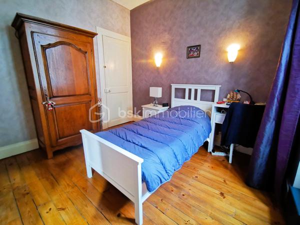 Située dans un environnement paisible sur la commune de Livet-Gavet, cette maison mitoyenne RENOVEE et PLEINE DE CHARME d’environ 109 m² (117 m² au sol) constitue une OPPORTUNITE IDEALE POUR UNE FAMILLE à la recherche de confort et de tranquillité.

Son emplacement est un véritable atout : à deux pas de l’école maternelle, à proximité immédiate de la voie verte et à seulement 19 minutes du téléporté d’Allemond, permettant un accès rapide au domaine skiable de Alpe d’Huez ainsi qu’aux stations prisées de l’Oisans. Un cadre de vie privilégié entre nature, montagne et commodités.

En Rez-de-chaussée un SPACIEUX salon/salle à manger lumineux et chaleureux, offrant un accès au JARDIN FLEURI et à la VUE DEGAGEE; une agréable cuisine attenante donne accès à la TERRASSE DINATOIRE; un WC indépendant.

L' étage propose DEUX CHAMBRES aux belles dimensions; un BUREAU; ainsi qu’une salle d’eau. Les combles aménagés constituent un véritable atout supplémentaire avec une VASTE CHAMBRE DOTEE D'UN DRESSING, pouvant également servir de salle de jeux ou d'espace détente; un ESPACE SUPPLEMENTAIRE à ce niveau vous offre la possibilité de rangements ou d'une pièce en plus à aménager selon vos goûts.

L’extérieur d'environ 100m² présente une TERRASSE DINATOIRE, un joli JARDIN FLEURI à la VUE DEGAGEE, parfait pour des moments de convivialité. De plus, un CABANON,  un GRENIER ainsi que d’une CAVE VOUTEE faisant office de chaufferie, offre un potentiel de stockage appréciable.

Très bien entretenue, la maison bénéficie de prestations techniques de qualité avec une POMPE A CHALEUR récente installée en 2023, des menuiseries en DOUBLE ET TRIPLE VITRAGE, le raccordement au tout-à-l’égout ainsi que la FIBRE; Classée DPE C, elle assure une CONSOMMATION ENERGETIQUE MAITRISEE, idéale pour le confort au quotidien et la maîtrise des dépenses.

Ce bien séduit par son équilibre entre charme, volumes généreux et emplacement stratégique, en faisant une opportunité rare sur le secteur, particulièrement adaptée à une famille grâce à la proximité immédiate des écoles.

Des places de stationnement sont disponibles à proximité et un GARAGE peut être proposé en complément.