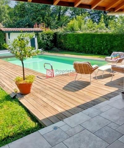 Maison familiale avec jardin et piscine, à proximité du bourg d'Ustaritz