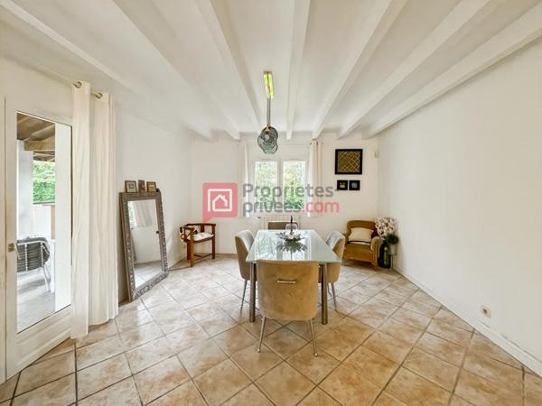 Maison familiale avec jardin et piscine, à proximité du bourg d'Ustaritz