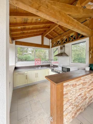 Maison familiale avec jardin et piscine, à proximité du bourg d'Ustaritz
