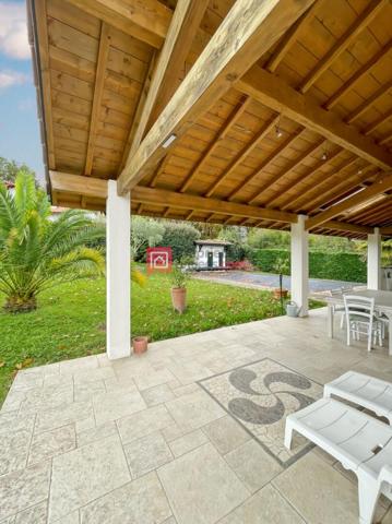 Maison familiale avec jardin et piscine, à proximité du bourg d'Ustaritz