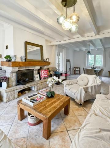 Maison familiale avec jardin et piscine, à proximité du bourg d'Ustaritz