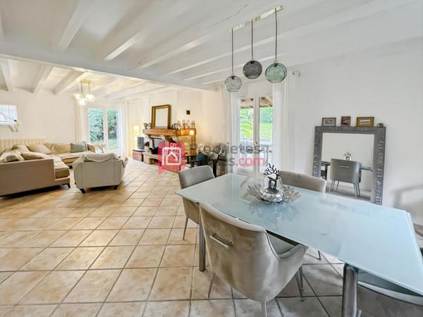 Maison familiale avec jardin et piscine, à proximité du bourg d'Ustaritz