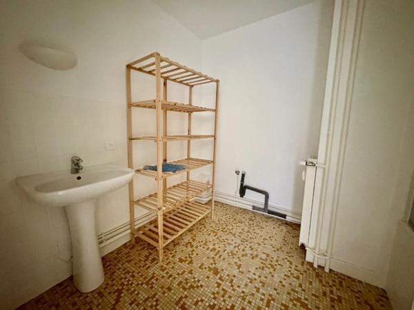 APPARTEMENT T2 MEUBLE A LOUER A ROANNE - CENTRE VILLE