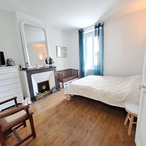 A VENDRE MAISON DE VILLE RENOVEE AVEC JARDIN / 3 CHAMBRES