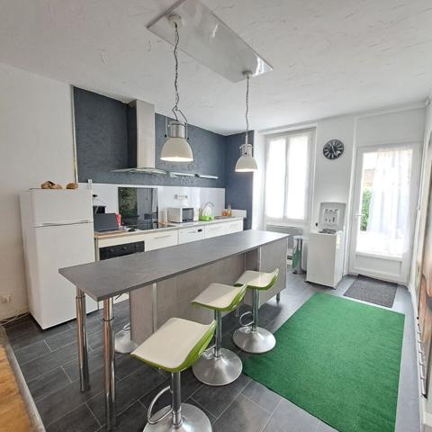 A VENDRE MAISON DE VILLE RENOVEE AVEC JARDIN / 3 CHAMBRES