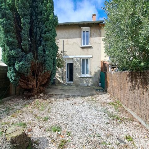 A VENDRE MAISON DE VILLE RENOVEE AVEC JARDIN / 3 CHAMBRES