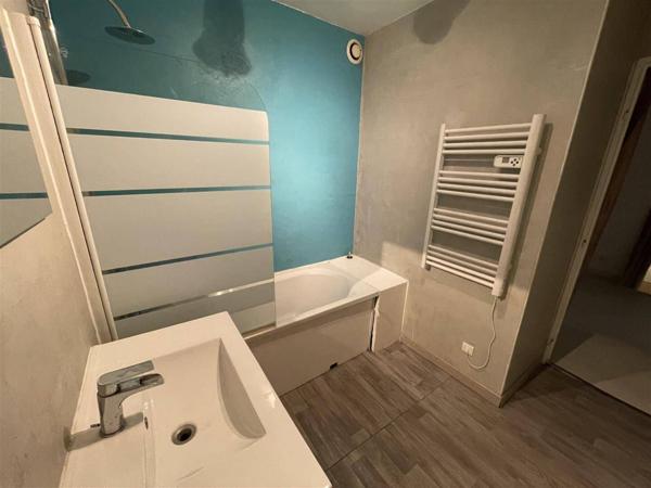 APPARTEMENT 2 PIECES 49 m² AVEC 2 PLACES DE PARKING ET TERRASSE - 77170 BRIE COMTE ROBERT