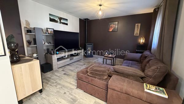 Découvrez cette maison à vendre, construite en 1964, qui vous plongera dans une ambiance accueillante et rétro. 
Nichée dans un quartier paisible, cette propriété offre un cadre de vie agréable et un accès facile aux commodités urbaines
Avec 100 m² habitables, elle dispose de 5 pièces spacieuses vous laissant toute la liberté de créer votre intérieur idéal.
Entrée  avec rangements, séjour salon donnant sur une superbe terrasse sans vis à vis, cuisine séparée.
Espace nuit disposant de QUATRE chambres, d'une salle d'eau avec possibilité de faire une salle de bain supplémentaire.
 Profitez de deux places de parking et d'une grande terrasse, idéale pour vos moments de détente en plein air sur une parcelle d'environ 410 m2.
Un grand abri de jardin vient compléter ce joli nid familial.
Venez visiter pour vous laisser séduire ! Contactez Fabrice Martin pour plus d'informations.