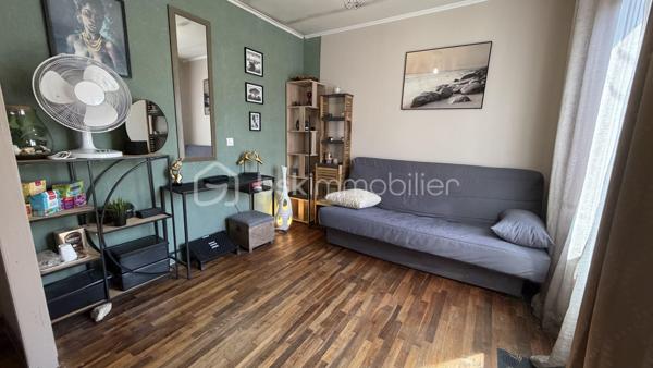 Découvrez cette maison à vendre, construite en 1964, qui vous plongera dans une ambiance accueillante et rétro. 
Nichée dans un quartier paisible, cette propriété offre un cadre de vie agréable et un accès facile aux commodités urbaines
Avec 100 m² habitables, elle dispose de 5 pièces spacieuses vous laissant toute la liberté de créer votre intérieur idéal.
Entrée  avec rangements, séjour salon donnant sur une superbe terrasse sans vis à vis, cuisine séparée.
Espace nuit disposant de QUATRE chambres, d'une salle d'eau avec possibilité de faire une salle de bain supplémentaire.
 Profitez de deux places de parking et d'une grande terrasse, idéale pour vos moments de détente en plein air sur une parcelle d'environ 410 m2.
Un grand abri de jardin vient compléter ce joli nid familial.
Venez visiter pour vous laisser séduire ! Contactez Fabrice Martin pour plus d'informations.