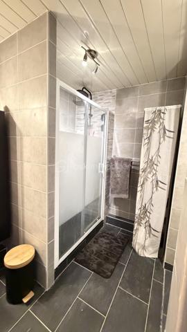 Découvrez cette maison à vendre, construite en 1964, qui vous plongera dans une ambiance accueillante et rétro. 
Nichée dans un quartier paisible, cette propriété offre un cadre de vie agréable et un accès facile aux commodités urbaines
Avec 100 m² habitables, elle dispose de 5 pièces spacieuses vous laissant toute la liberté de créer votre intérieur idéal.
Entrée  avec rangements, séjour salon donnant sur une superbe terrasse sans vis à vis, cuisine séparée.
Espace nuit disposant de QUATRE chambres, d'une salle d'eau avec possibilité de faire une salle de bain supplémentaire.
 Profitez de deux places de parking et d'une grande terrasse, idéale pour vos moments de détente en plein air sur une parcelle d'environ 410 m2.
Un grand abri de jardin vient compléter ce joli nid familial.
Venez visiter pour vous laisser séduire ! Contactez Fabrice Martin pour plus d'informations.