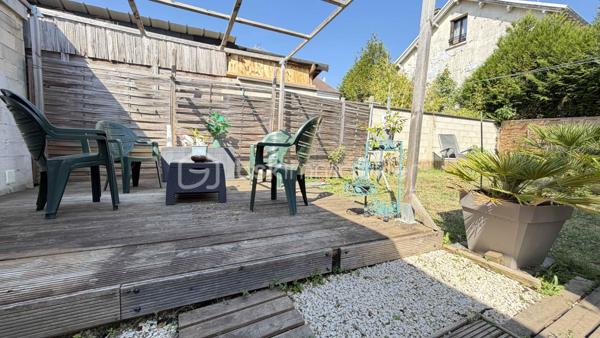 Découvrez cette maison à vendre, construite en 1964, qui vous plongera dans une ambiance accueillante et rétro. 
Nichée dans un quartier paisible, cette propriété offre un cadre de vie agréable et un accès facile aux commodités urbaines
Avec 100 m² habitables, elle dispose de 5 pièces spacieuses vous laissant toute la liberté de créer votre intérieur idéal.
Entrée  avec rangements, séjour salon donnant sur une superbe terrasse sans vis à vis, cuisine séparée.
Espace nuit disposant de QUATRE chambres, d'une salle d'eau avec possibilité de faire une salle de bain supplémentaire.
 Profitez de deux places de parking et d'une grande terrasse, idéale pour vos moments de détente en plein air sur une parcelle d'environ 410 m2.
Un grand abri de jardin vient compléter ce joli nid familial.
Venez visiter pour vous laisser séduire ! Contactez Fabrice Martin pour plus d'informations.