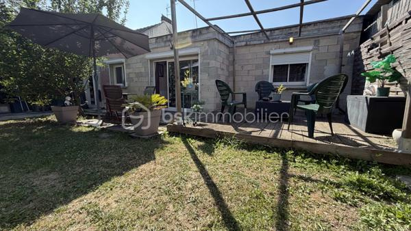 Découvrez cette maison à vendre, construite en 1964, qui vous plongera dans une ambiance accueillante et rétro. 
Nichée dans un quartier paisible, cette propriété offre un cadre de vie agréable et un accès facile aux commodités urbaines
Avec 100 m² habitables, elle dispose de 5 pièces spacieuses vous laissant toute la liberté de créer votre intérieur idéal.
Entrée  avec rangements, séjour salon donnant sur une superbe terrasse sans vis à vis, cuisine séparée.
Espace nuit disposant de QUATRE chambres, d'une salle d'eau avec possibilité de faire une salle de bain supplémentaire.
 Profitez de deux places de parking et d'une grande terrasse, idéale pour vos moments de détente en plein air sur une parcelle d'environ 410 m2.
Un grand abri de jardin vient compléter ce joli nid familial.
Venez visiter pour vous laisser séduire ! Contactez Fabrice Martin pour plus d'informations.